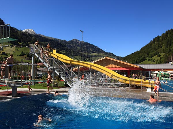 Schwimmbad mit Rutsche im Freizeitzentrum Grossarltal