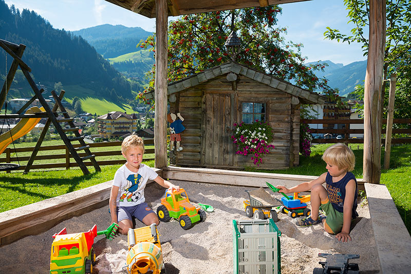 Sandkiste, Rutsche und Spielhaus im Gästehaus Wallner