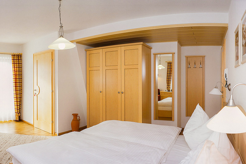 Doppelzimmer mit großem Schrank im Gästehaus Wallner